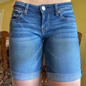 American Eagle Low Rise Mid thigh Denim shorts